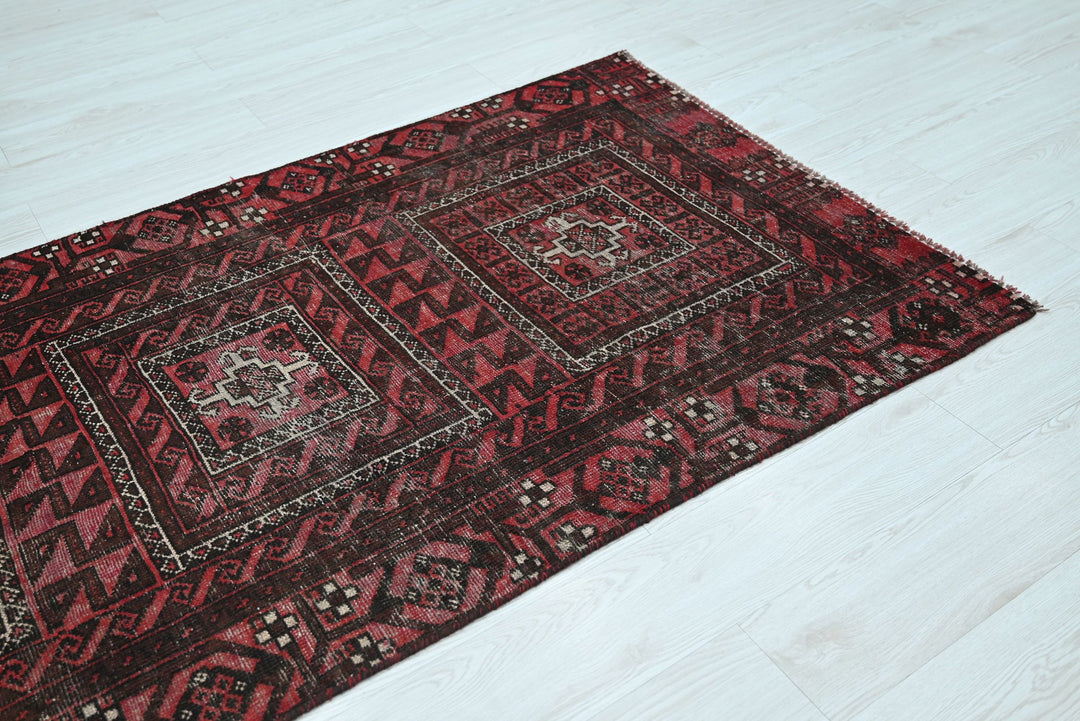 red Accent rug 3' 5" x 6' 5"
