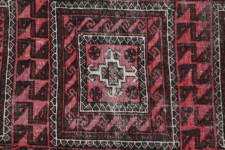 red Accent rug 3' 5" x 6' 5"