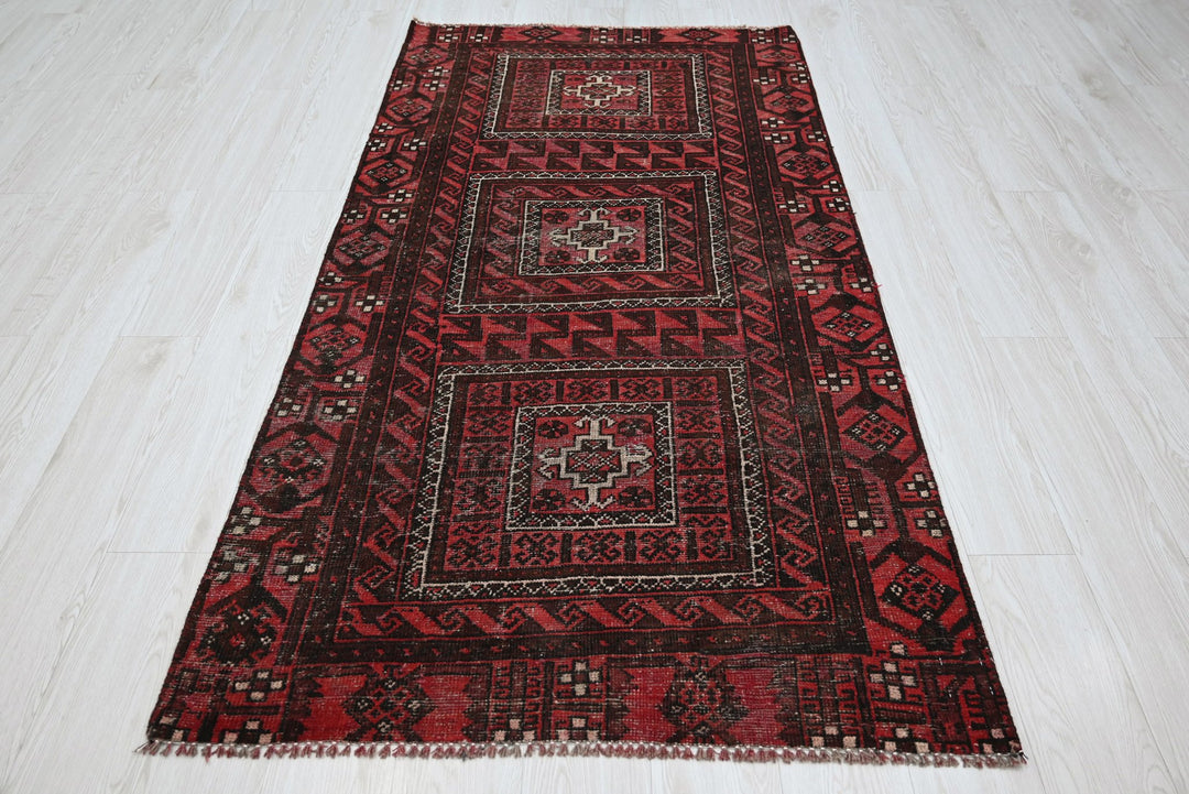 red Accent rug 3' 5" x 6' 5"