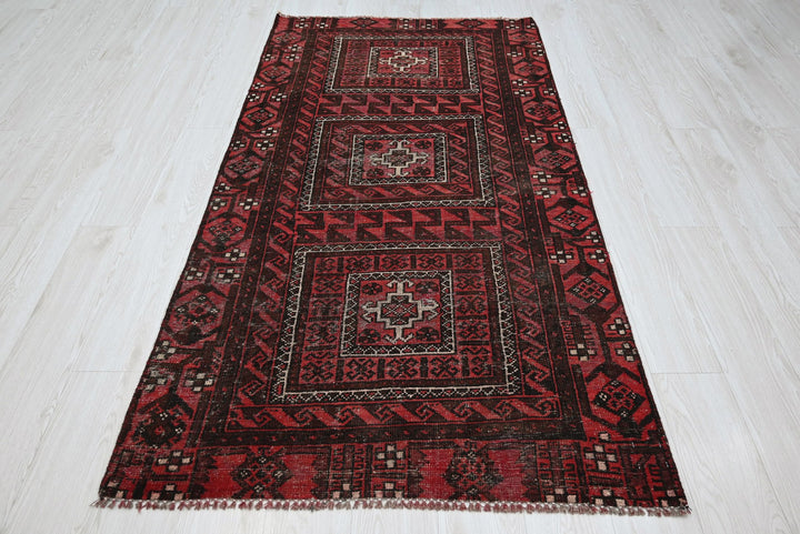 red Accent rug 3' 5" x 6' 5"
