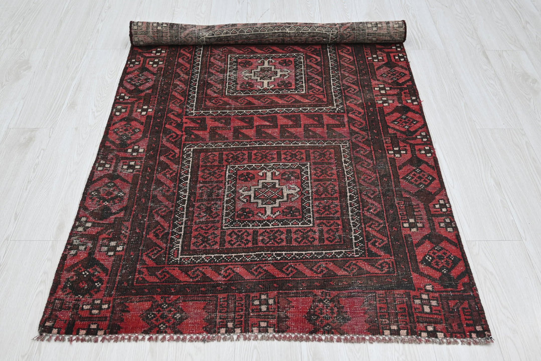red Accent rug 3' 5" x 6' 5"