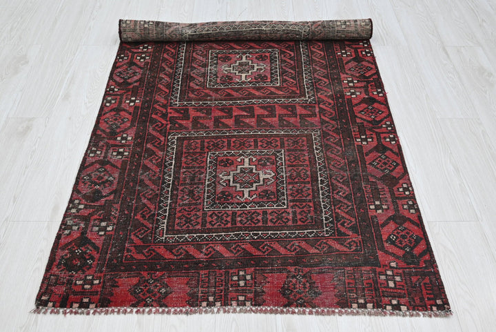 red Accent rug 3' 5" x 6' 5"