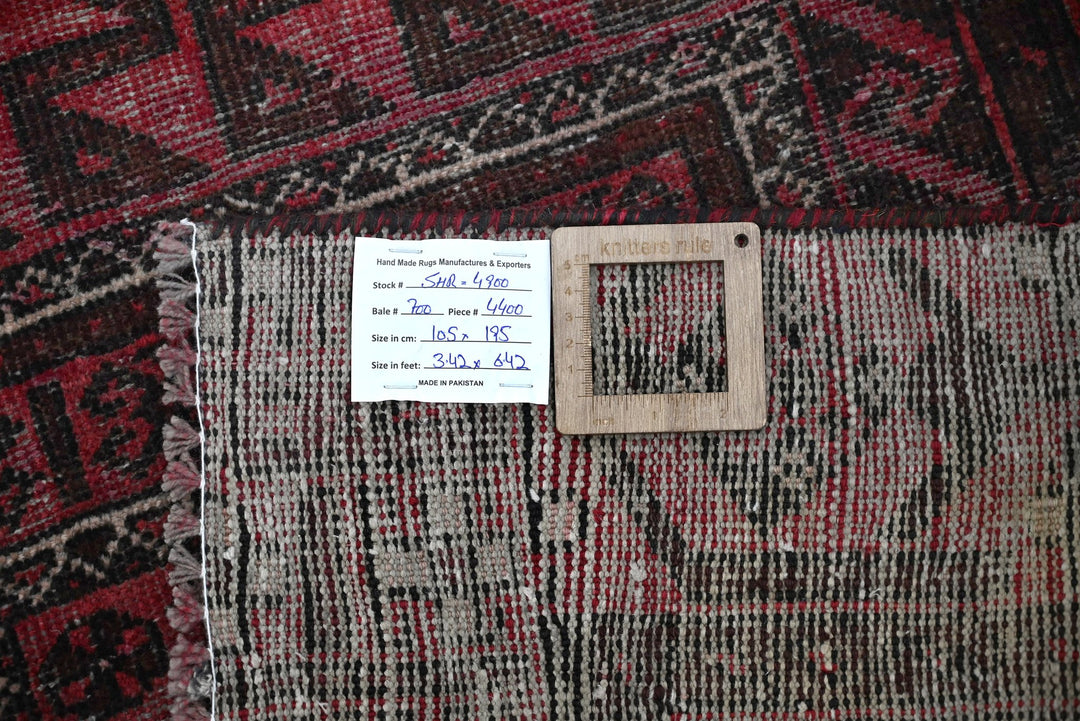 red Accent rug 3' 5" x 6' 5"