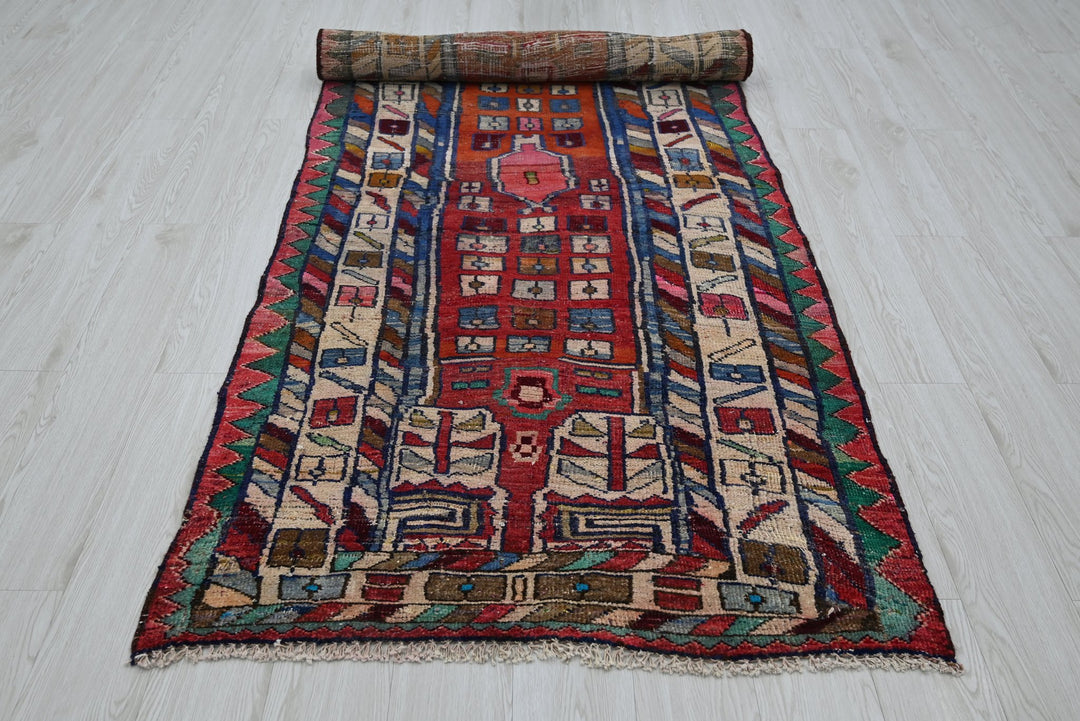 red Runner rug 3' 5" x 8' 4"