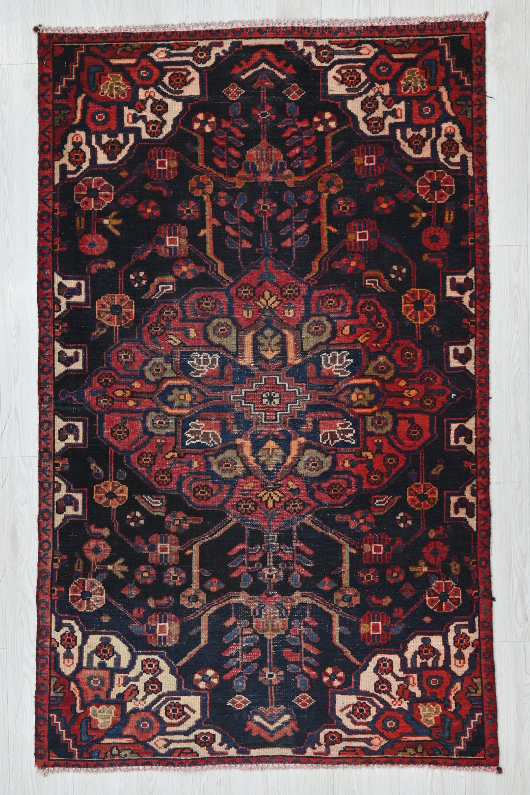 black Accent rug 3' 5" x 5' 7"