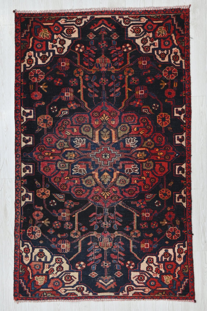 black Accent rug 3' 5" x 5' 7"