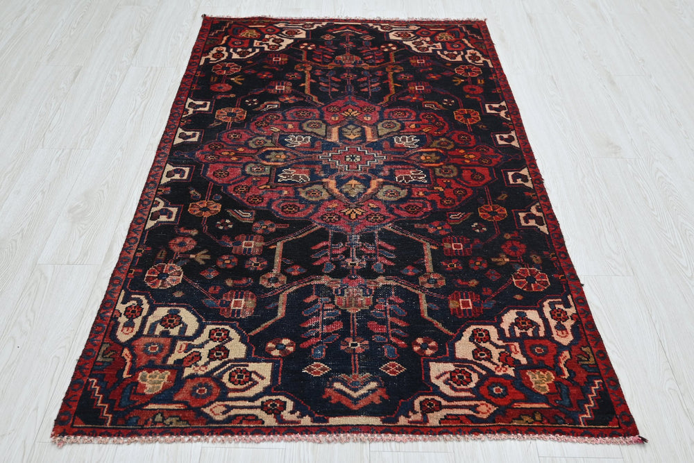 black Accent rug 3' 5" x 5' 7"