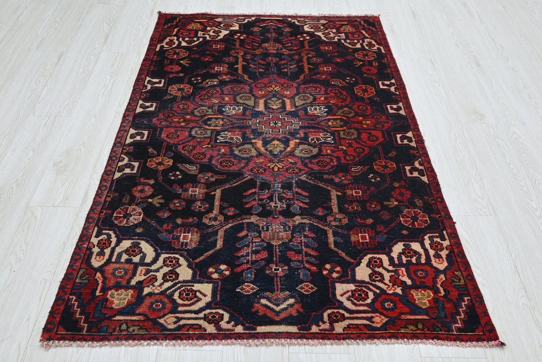 black Accent rug 3' 5" x 5' 7"