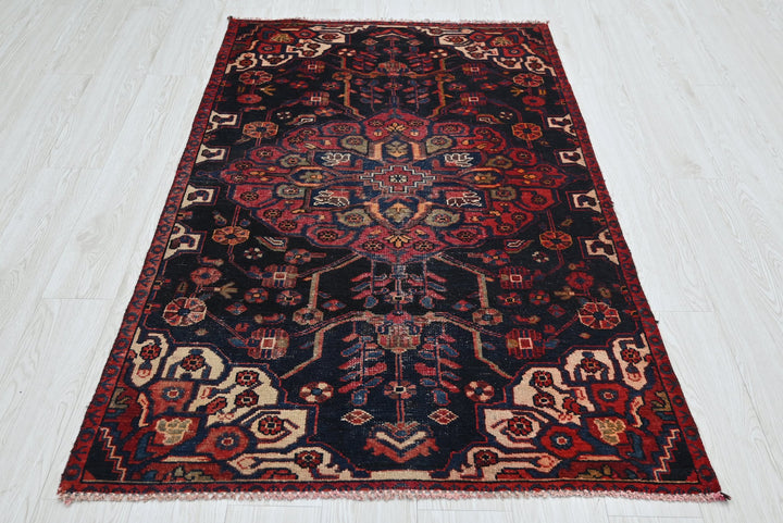 black Accent rug 3' 5" x 5' 7"