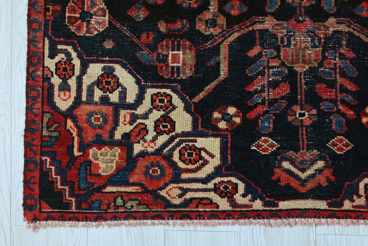black Accent rug 3' 5" x 5' 7"