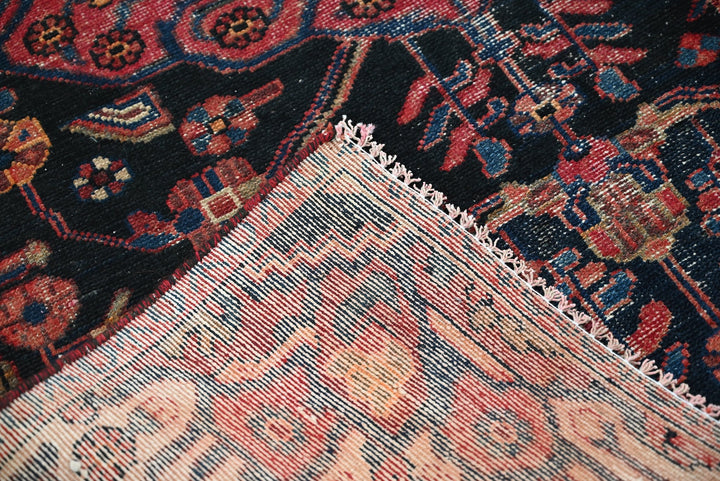 black Accent rug 3' 5" x 5' 7"