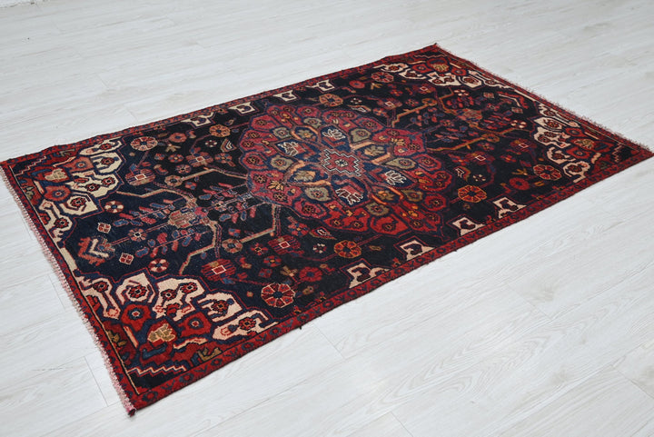 black Accent rug 3' 5" x 5' 7"