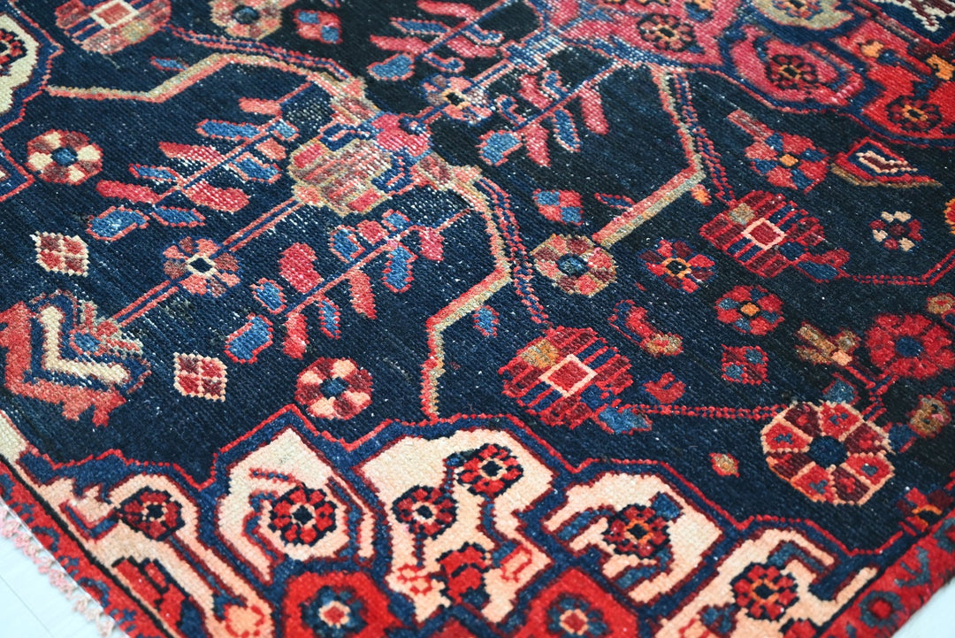 black Accent rug 3' 5" x 5' 7"