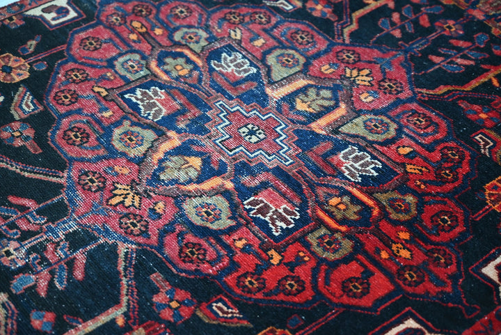 black Accent rug 3' 5" x 5' 7"