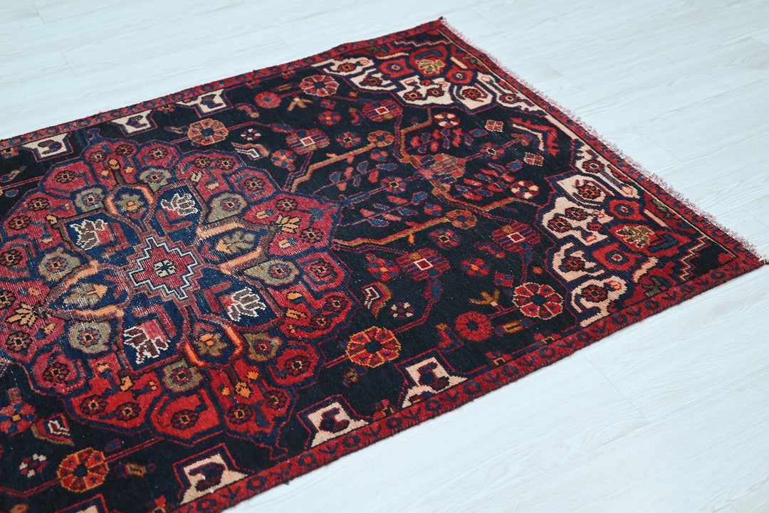 black Accent rug 3' 5" x 5' 7"