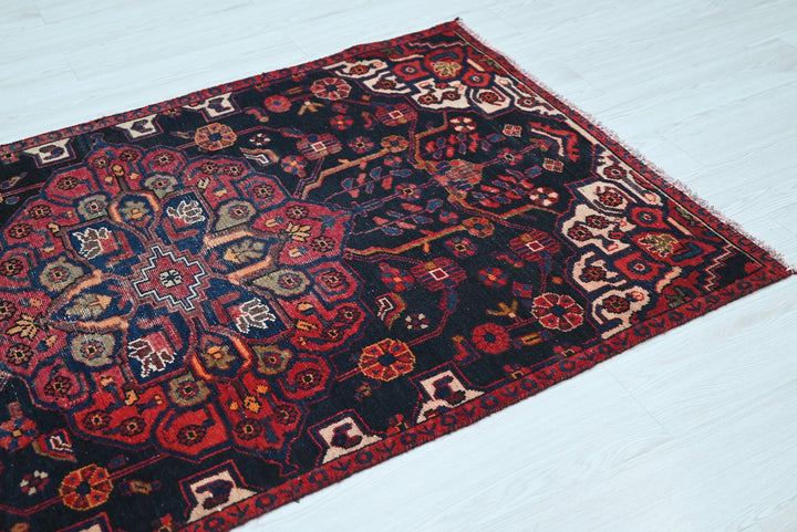 black Accent rug 3' 5" x 5' 7"