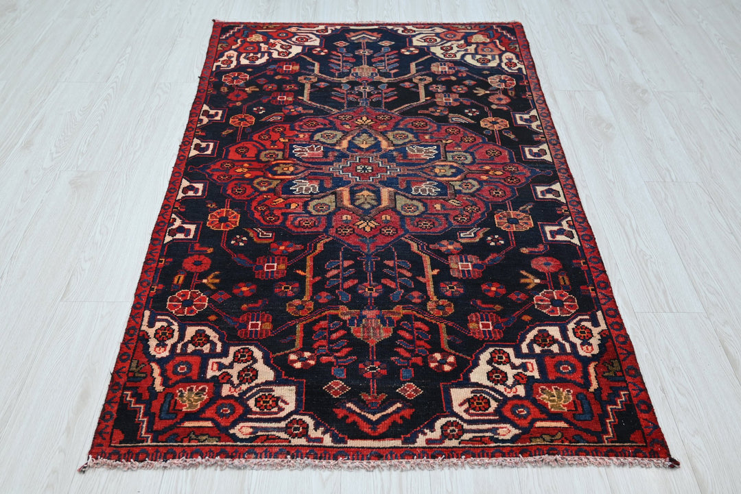 black Accent rug 3' 5" x 5' 7"