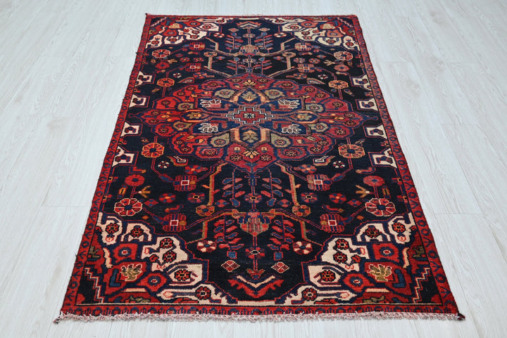 black Accent rug 3' 5" x 5' 7"