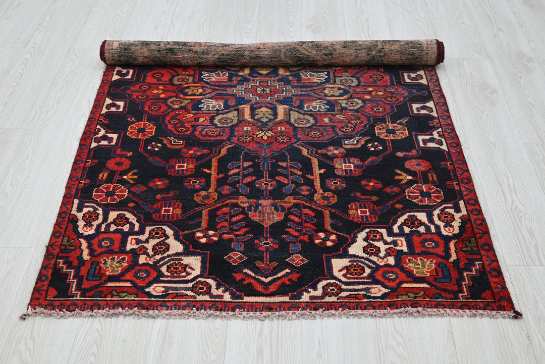 black Accent rug 3' 5" x 5' 7"