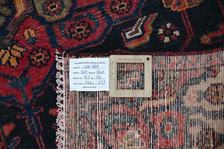 black Accent rug 3' 5" x 5' 7"
