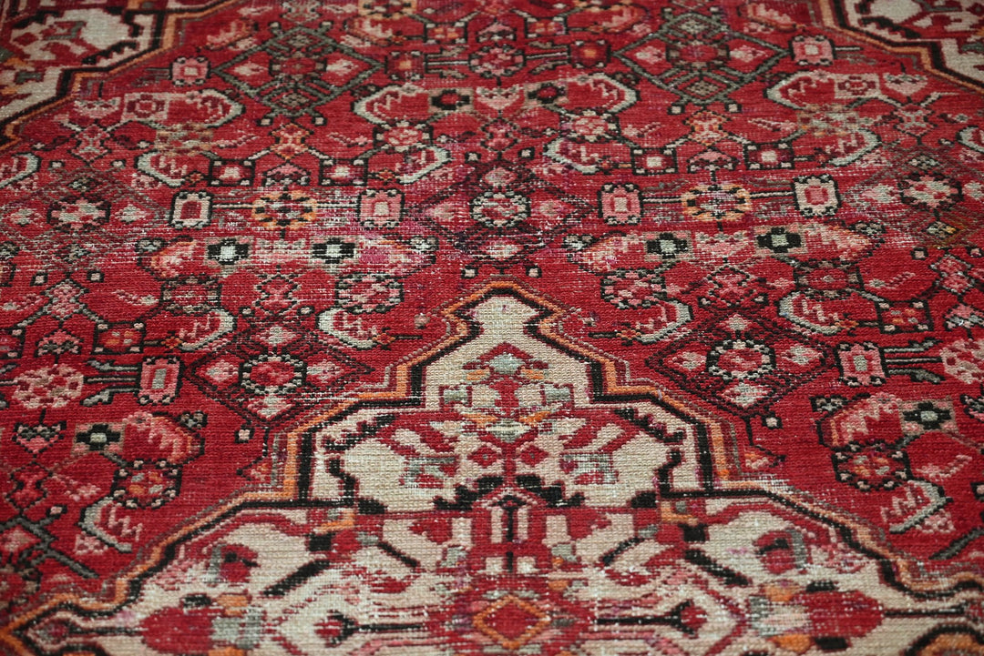 red Accent rug 4' 0" x 6' 3"