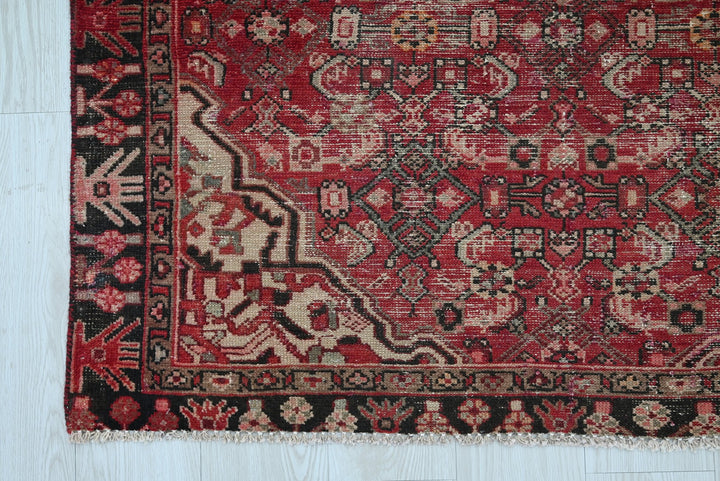 red Accent rug 4' 0" x 6' 3"