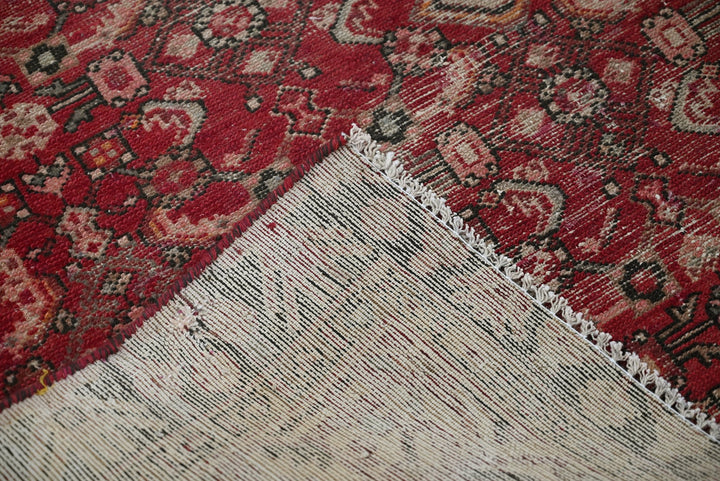 red Accent rug 4' 0" x 6' 3"