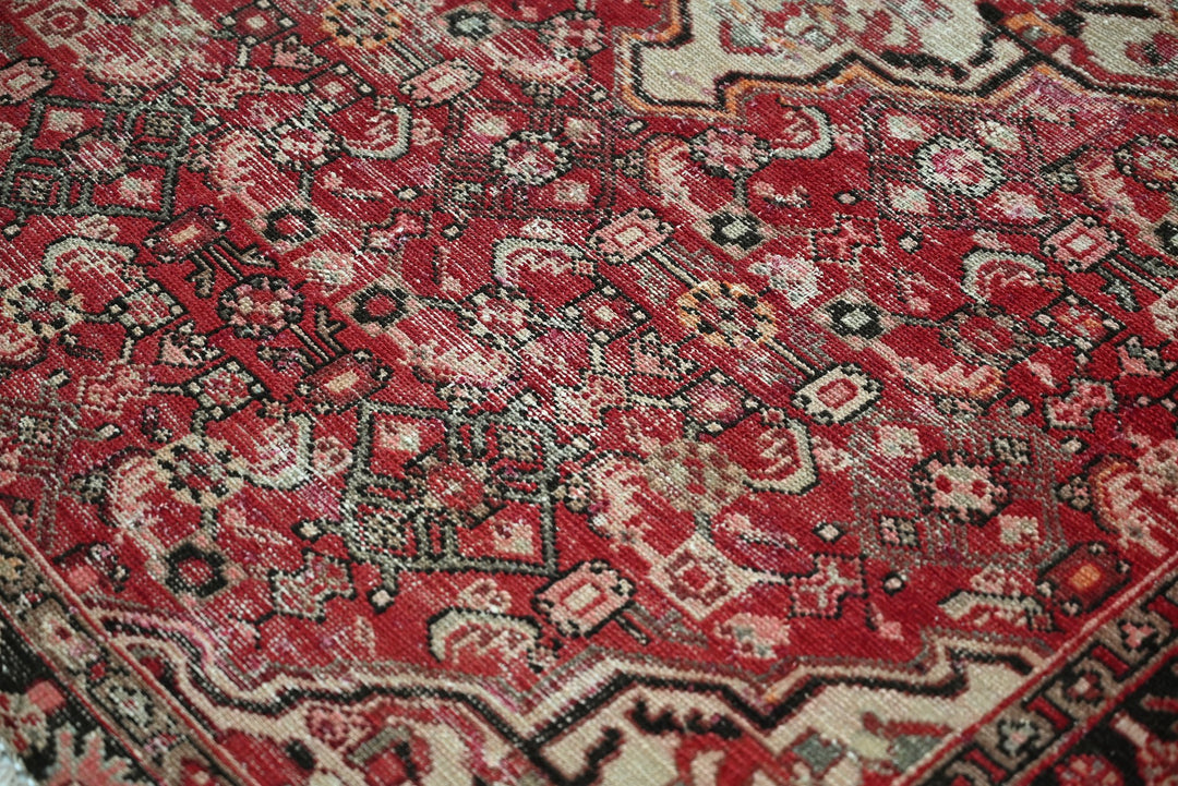 red Accent rug 4' 0" x 6' 3"