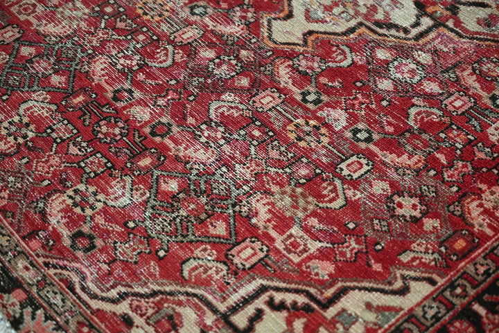 red Accent rug 4' 0" x 6' 3"