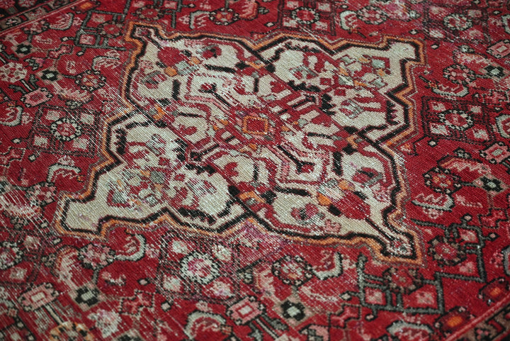 red Accent rug 4' 0" x 6' 3"