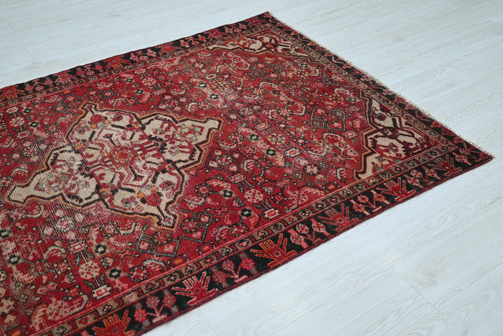 red Accent rug 4' 0" x 6' 3"