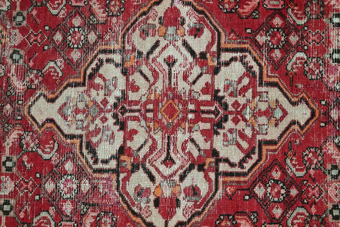 red Accent rug 4' 0" x 6' 3"