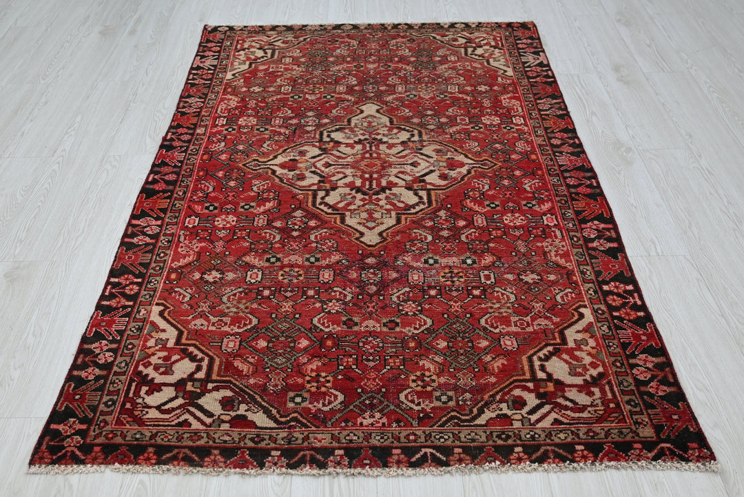 red Accent rug 4' 0" x 6' 3"