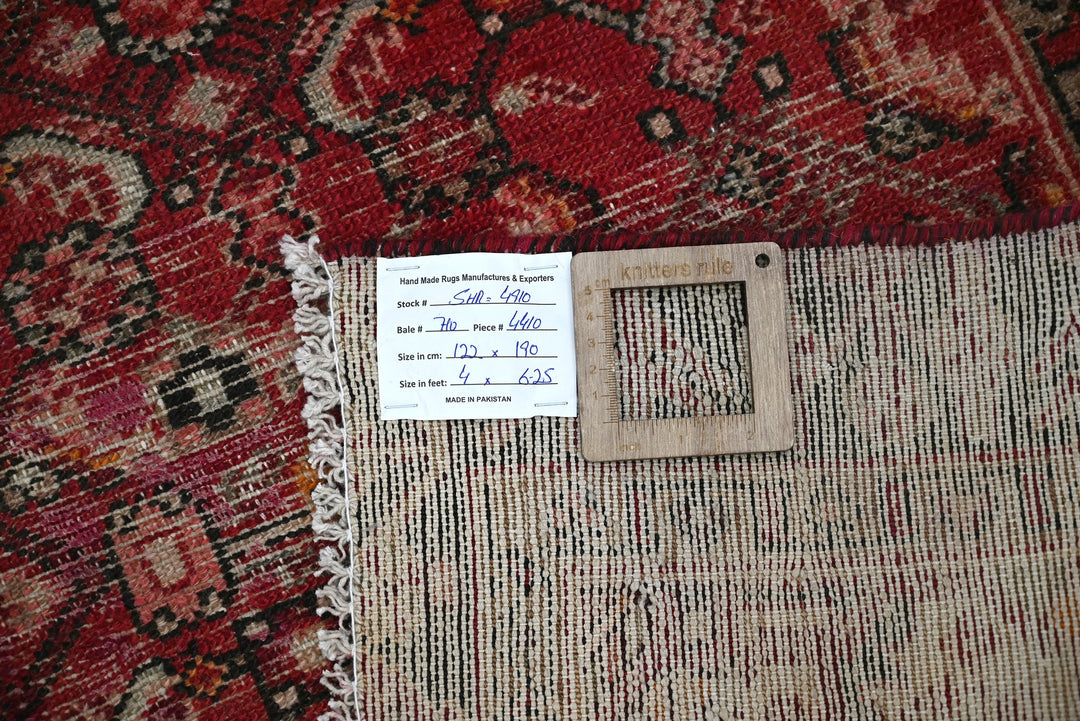 red Accent rug 4' 0" x 6' 3"