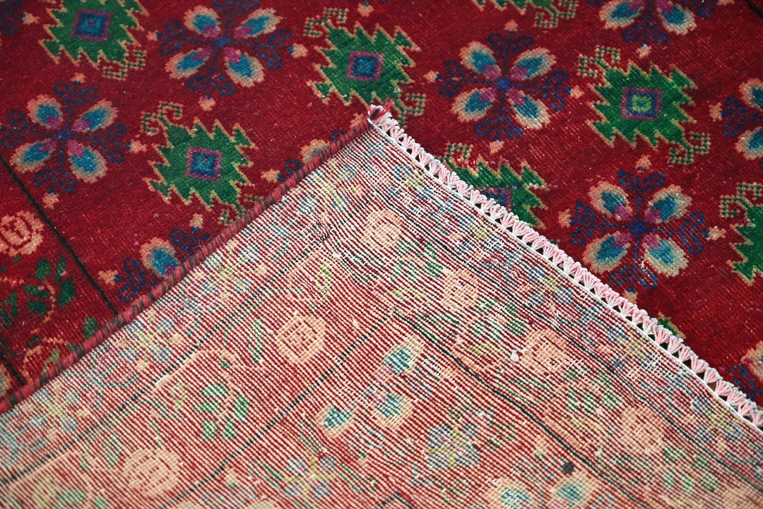 red Medium rug 3' 10" x 6' 10"