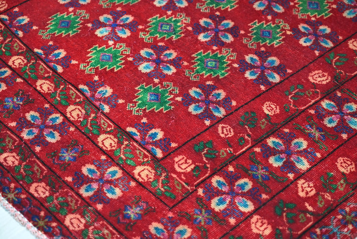 red Medium rug 3' 10" x 6' 10"