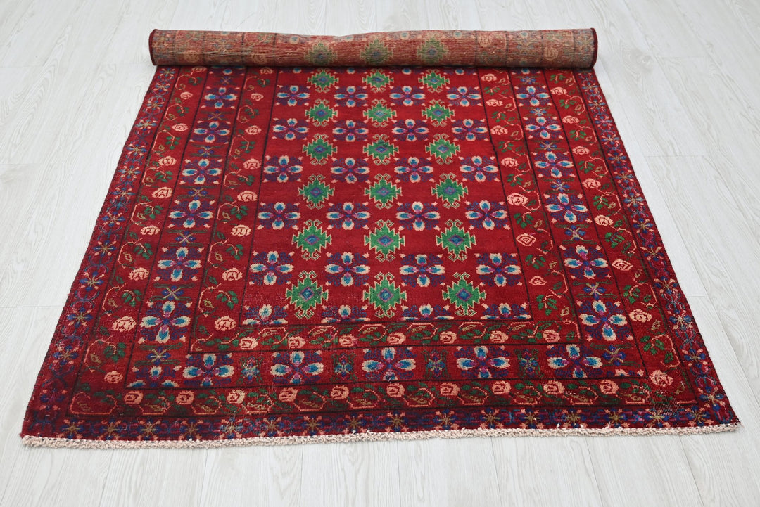 red Medium rug 3' 10" x 6' 10"