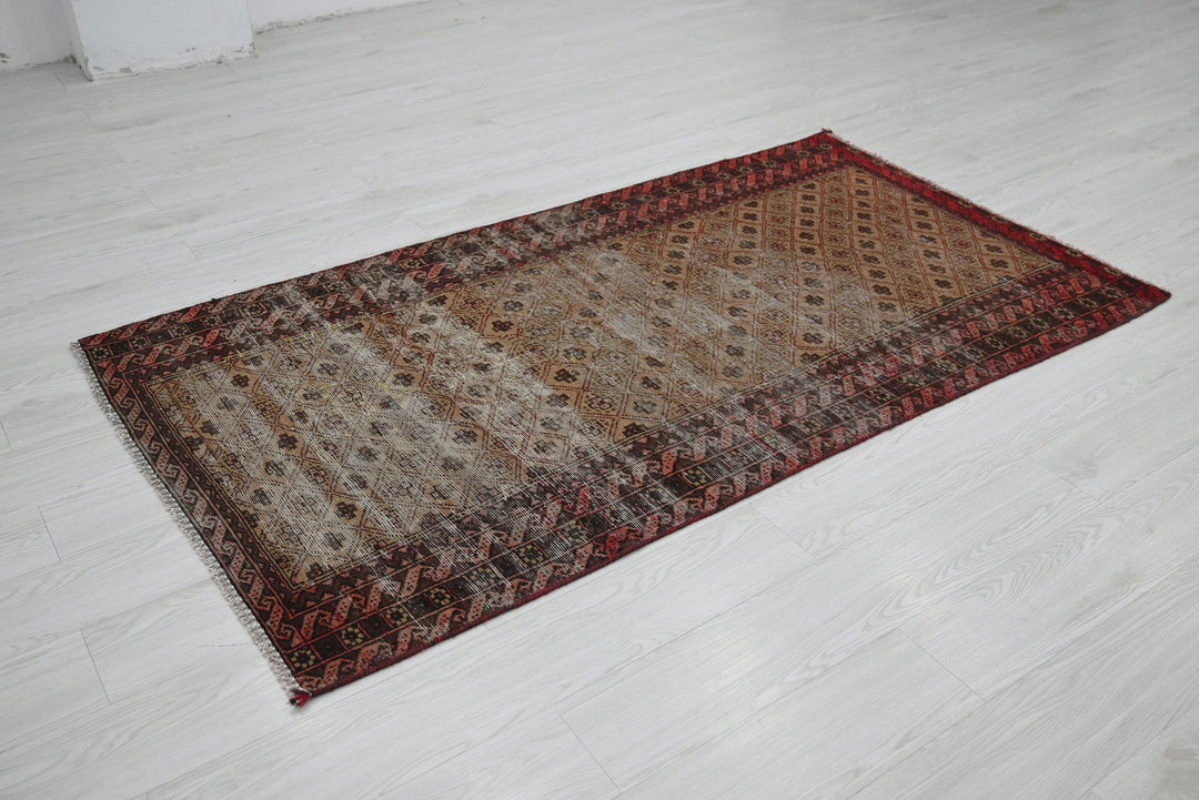 brown Accent rug 3' 5" x 6' 2"