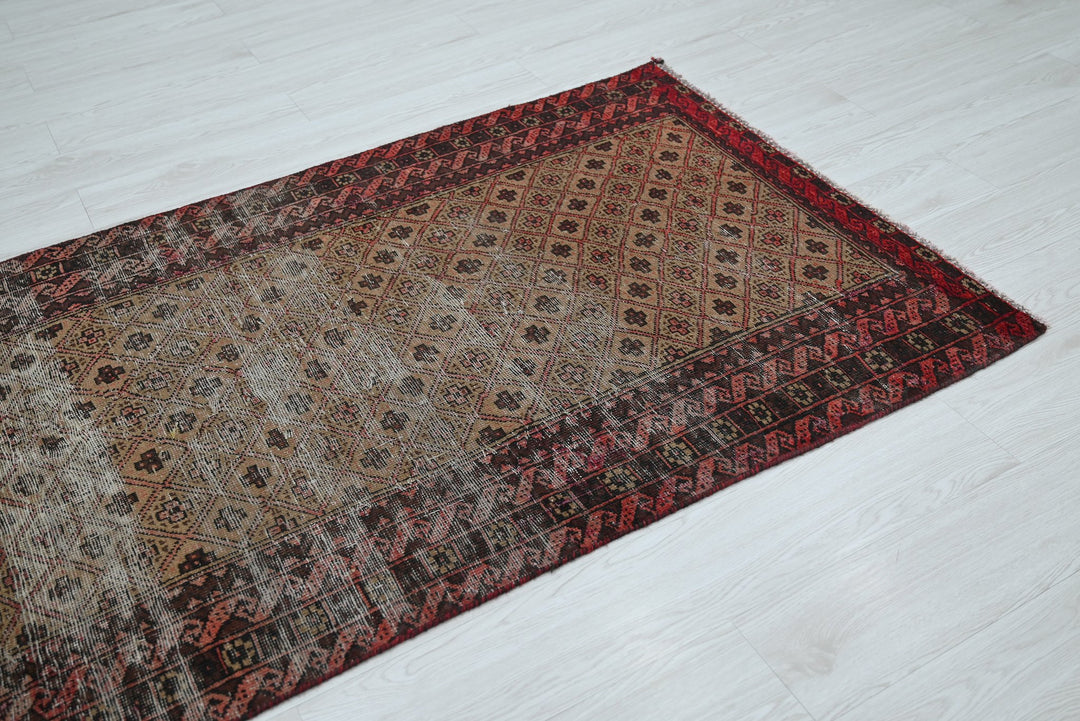 brown Accent rug 3' 5" x 6' 2"