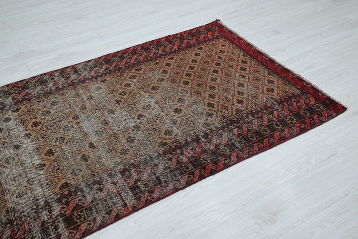 brown Accent rug 3' 5" x 6' 2"