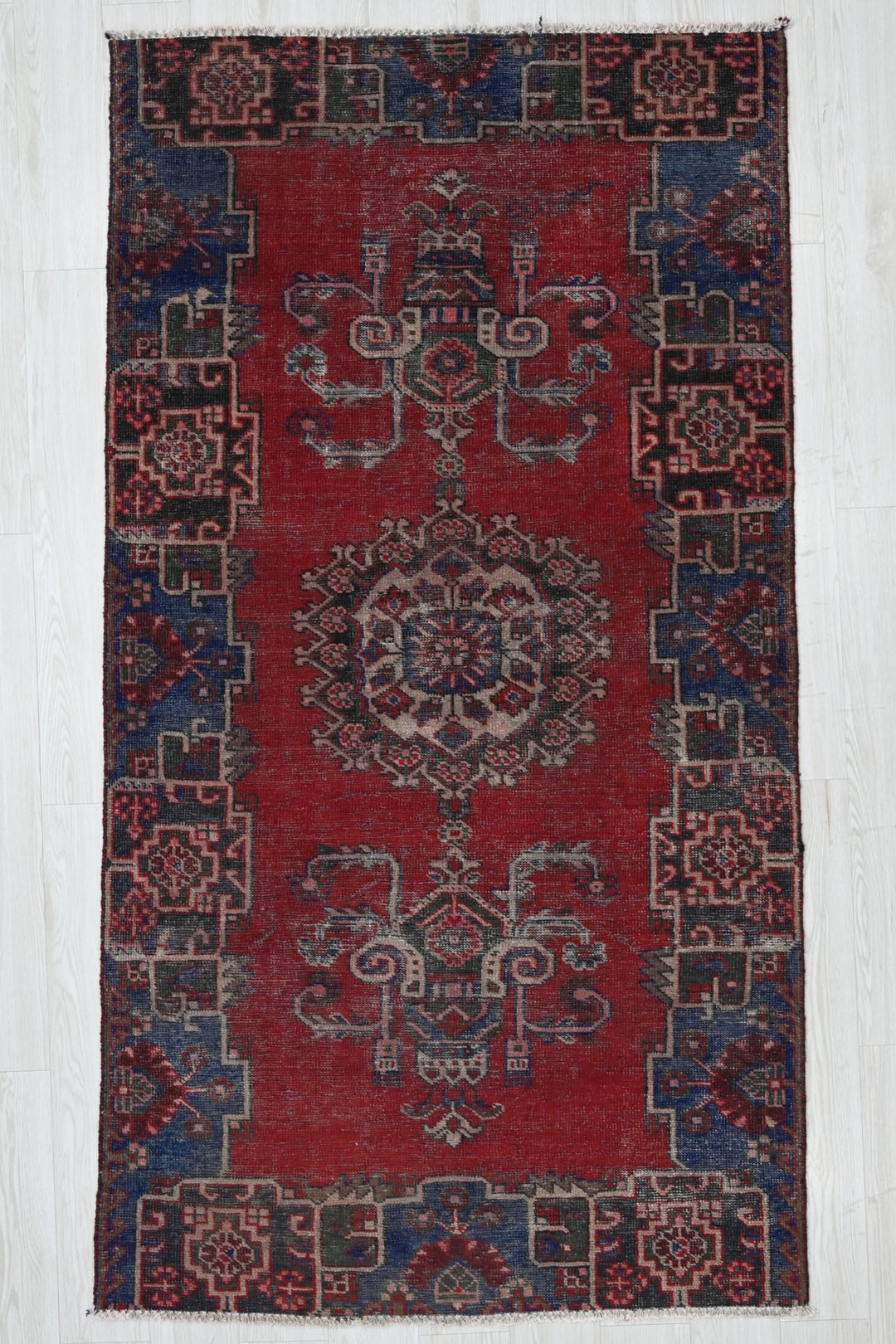 red Medium rug 3' 10" x 7' 1"