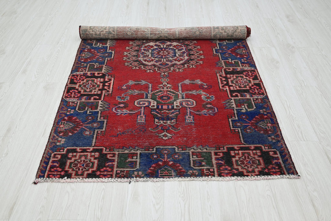 red Medium rug 3' 10" x 7' 1"