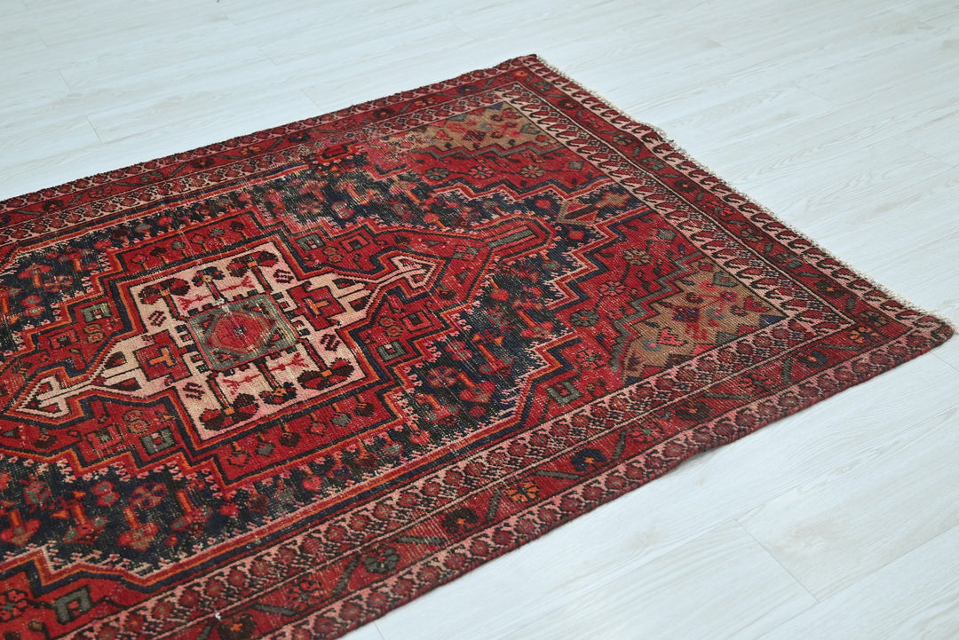 red Accent rug 4' 2" x 6' 6"