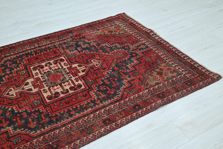 red Accent rug 4' 2" x 6' 6"