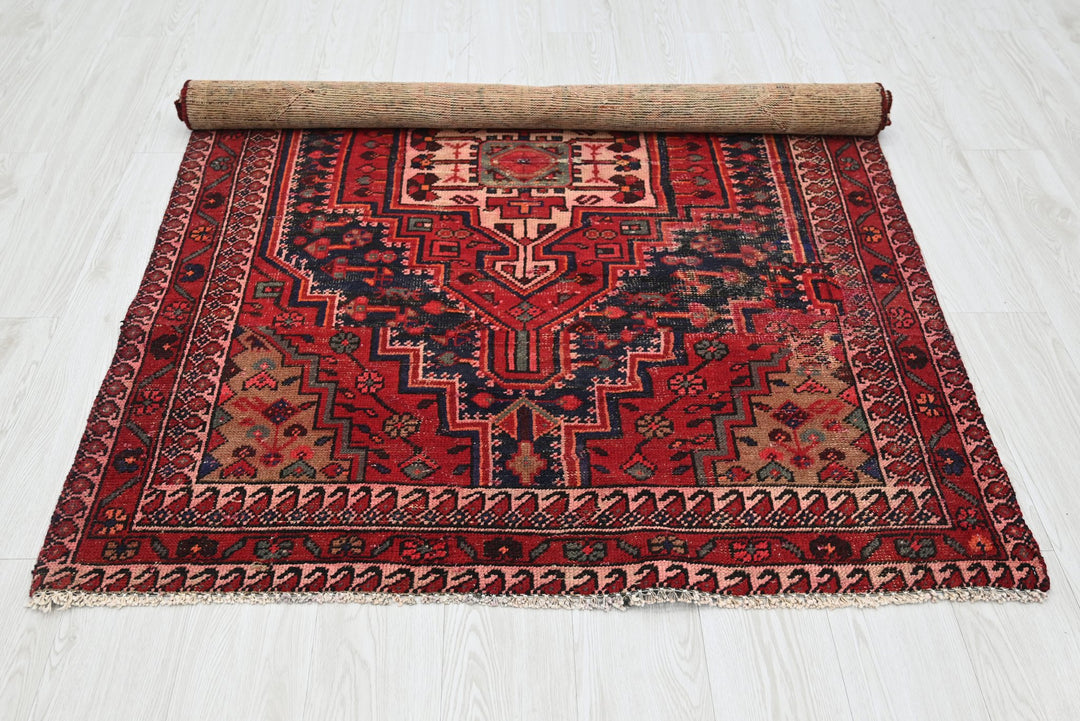 red Accent rug 4' 2" x 6' 6"