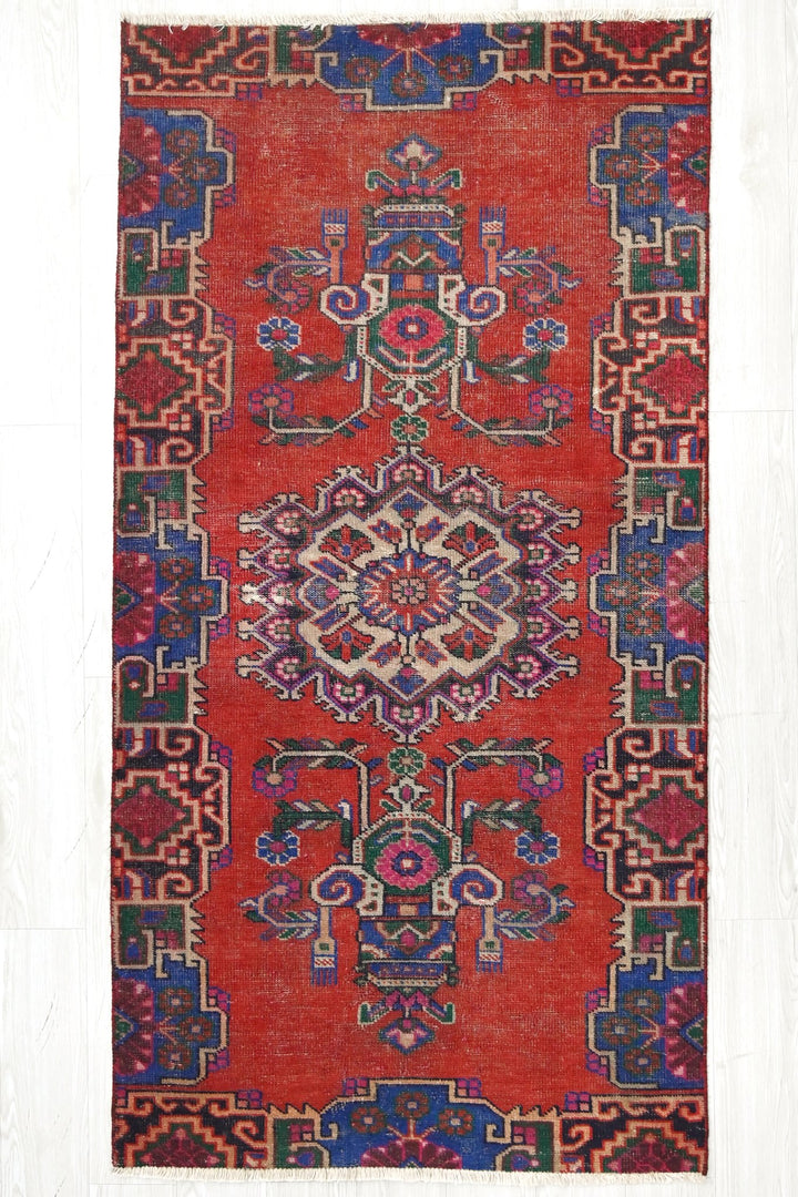 red Medium rug 3' 4" x 6' 9"