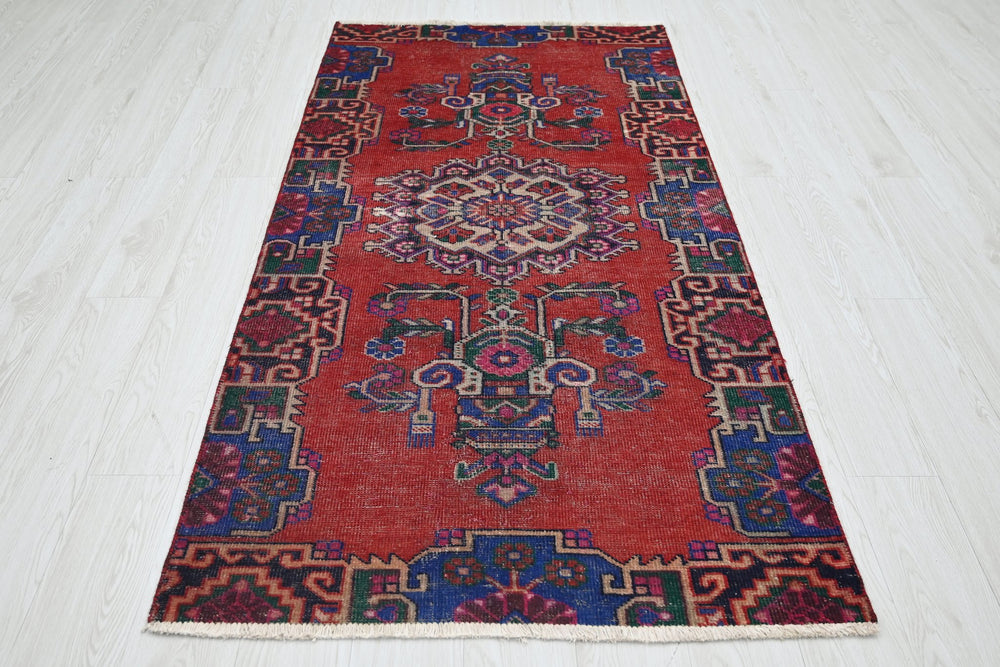 red Medium rug 3' 4" x 6' 9"