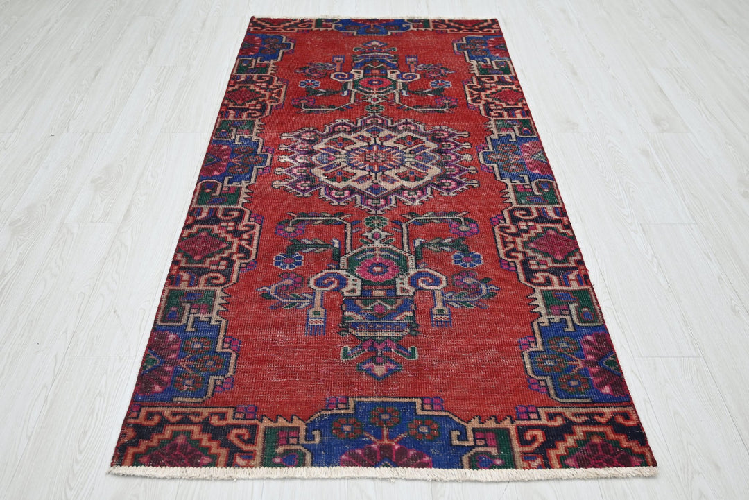 red Medium rug 3' 4" x 6' 9"
