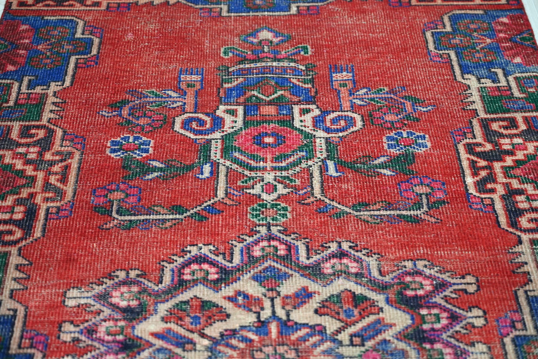 red Medium rug 3' 4" x 6' 9"