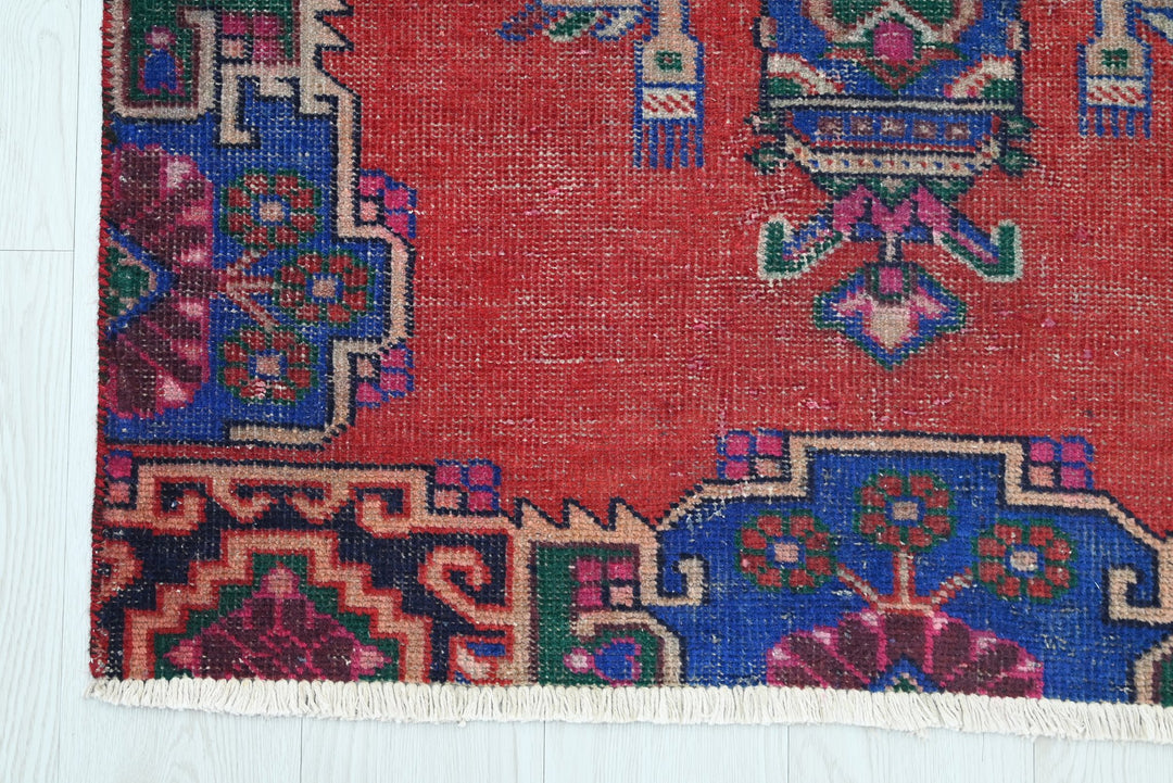 red Medium rug 3' 4" x 6' 9"